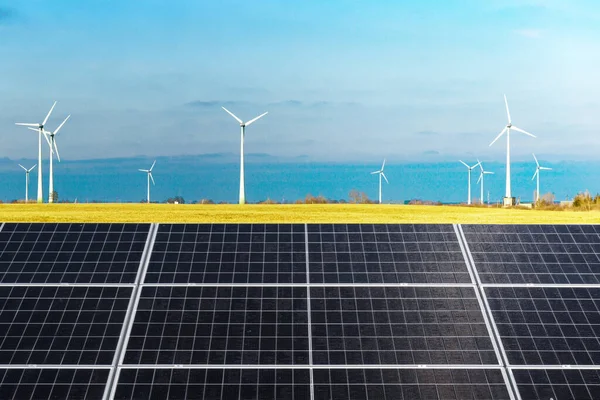 Rüzgar türbinleri ve güneş panelleri elektrik üretiyor. Alternatif elektrik kaynağı. Yeşil ve temiz enerji gücü 