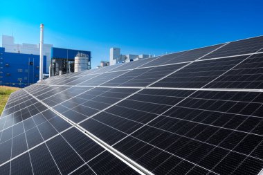 Güneş panelleri elektrik üretiyor. Alternatif elektrik kaynağı. Yeşil ve temiz enerji gücü