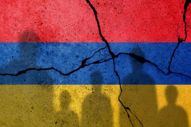 Dağlık Karabağ 'da Ermenistan ve Azerbaycan çatışması. Mültecilerle dolu beton duvarda Ermeni bayrağı