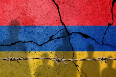 Dağlık Karabağ 'da Ermenistan ve Azerbaycan çatışması. Mültecilerle dolu beton duvarda Ermeni bayrağı