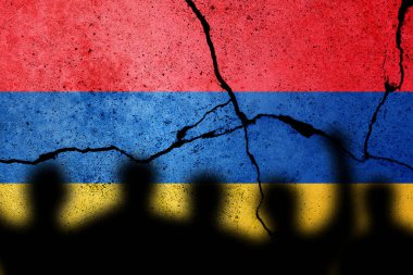 Dağlık Karabağ 'da Ermenistan ve Azerbaycan çatışması. Çatlamış beton duvarda protestocularla Ermeni bayrağı