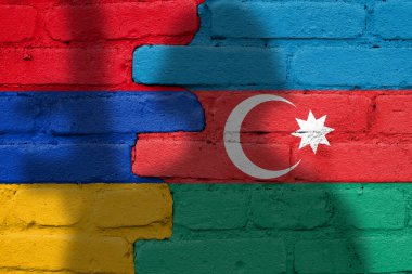 Dağlık Karabağ 'da Ermenistan ve Azerbaycan çatışması. Tuğla duvara asker gölgesi ile Azerbaycan ve Ermeni bayrakları