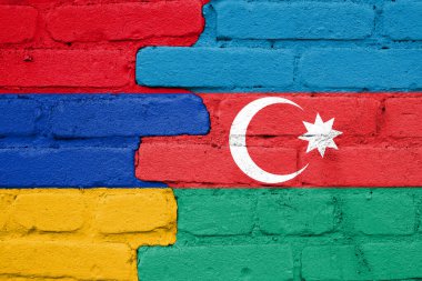 Dağlık Karabağ 'da Ermenistan ve Azerbaycan çatışması. Tuğla duvara Azerbaycan ve Ermeni bayrakları