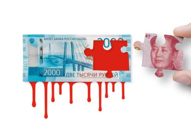 Kanlı Rus rublesi ve beyaz arka planda Çin yuanı. Çin yuanı ve Rus rublesi banknotları. Rusya ve Çin işbirliği