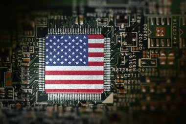 İşlemci üzerinde Amerika Birleşik Devletleri bayrağı. Çipli bilgisayar tahtası.