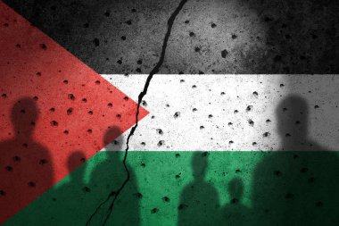 Beton duvarda insan siluetiyle boyanmış Filistin bayrağı. Gazze ve İsrail çatışması. Terörist örgütler hezbollah ve hamas