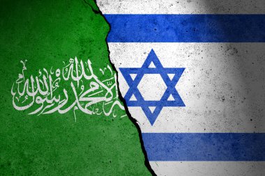 Beton duvara Hamas ve İsrail bayrağı asılmış. Gazze ve İsrail savaşı. Terörist örgüt Hamas