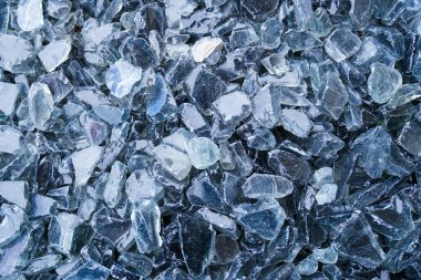 Büyük kırık cam parçalarının üst görüntüsü