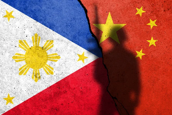 Vlajky Filipín Číny Namalované Betonové Zdi Stínem Vojáka Filipínský Čínský Stock Fotografie