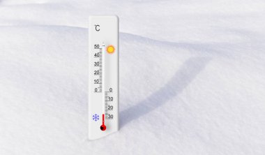 Karda beyaz santigrat termometresi. Çevre sıcaklığı eksi 25 derece