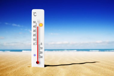 Sıcak yaz günü. Kumda Celsius termometresi var. Çevre sıcaklığı artı 42 derece. 