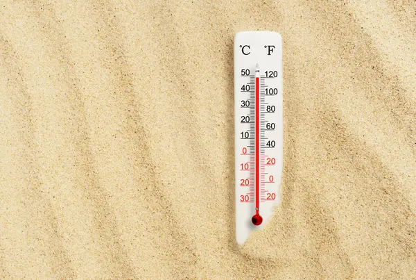 Sıcak yaz günü. Kumda Celsius ve Fahrenheit termometresi. Çevre sıcaklığı artı 49 derece.