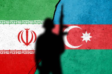 Beton duvar wirt asker gölgesinde İran ve Azerbaycan bayrakları