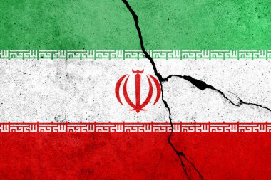 Beton duvarda İran bayrağı 
