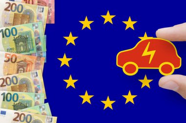 Beyaz arka planda Euro ve Çin 'den gelen elektrikli araba.