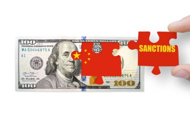 Beyaz arka planda 100 dolar izole edilmiş. Amerika Birleşik Devletleri ve Çin ekonomik savaş kavramı