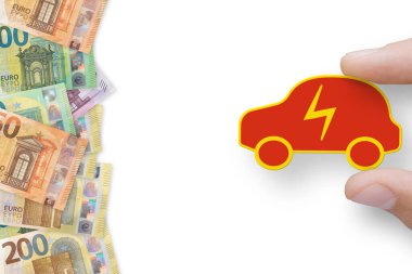 Avro banknotları Çin 'de üretilen elektrikli arabalarla beyaz bir zemin üzerinde izole edilmiş.