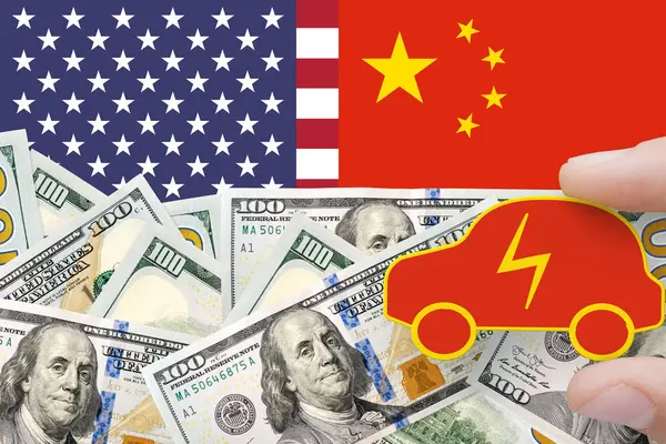 Çin ve Amerika Birleşik Devletleri ticaret yarışması. Amerika Birleşik Devletleri ve Çin bayrakları Amerikan doları ve Çin 'den gelen elektrikli otomobille