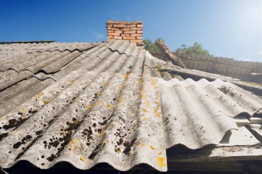 Eski ve çok tehlikeli asbest çatı. Çevrede asbest tozu var. Sağlık sorunları.