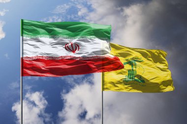 Mavi gökyüzünün üzerinde İran ve Hizbullah bayrakları