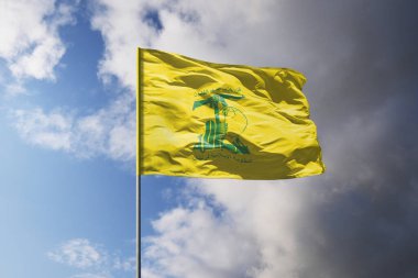Karanlık gökyüzünün üzerinde Hizbullah bayrakları
