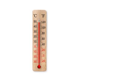 Tahta santigrat ve fahrenhayt ölçekli termometre beyaz arka planda izole edilmiş. Çevre sıcaklığı artı 50 santigrat derece.