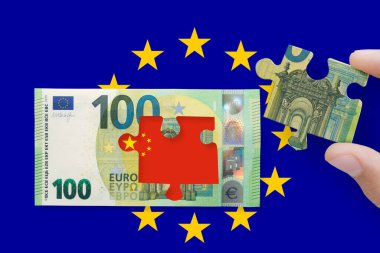 Çin bayrağı taşıyan bir AB bayrağında 100 euro izole edilmiş. Avrupa Birliği ve Çin Ekonomik, Vergi, Vergi ve Ticaret Savaşı Konsepti