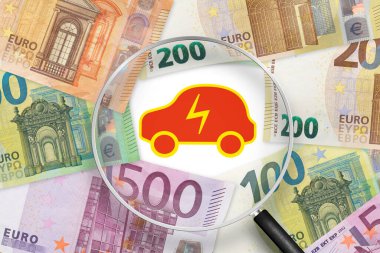 AB ve Çin ticaret savaşı. Büyüteçle elektrikli araba görüntüsü. Avrupa Birliği 'nde Çin EV otomobilleri için vergi