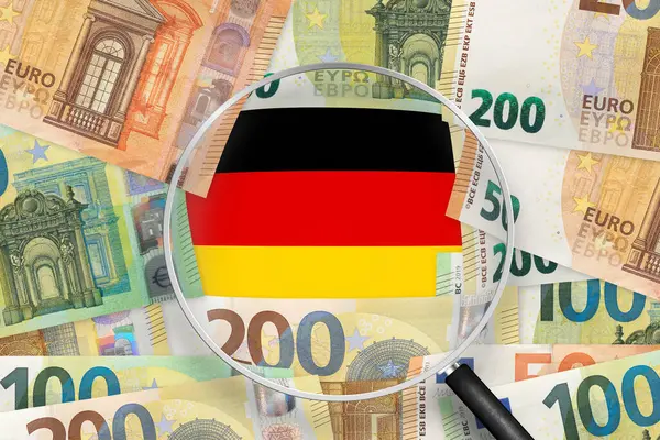 Büyüteçle Almanya bayrağı manzaralı Euro banknotları. EUR, Avrupa Birliği 'nin resmi para birimidir.