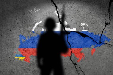 Ukrayna ve Rusya bayrağı askerlerin gölgeleriyle beton bir duvara boyanmış. Rus askeri saldırısı