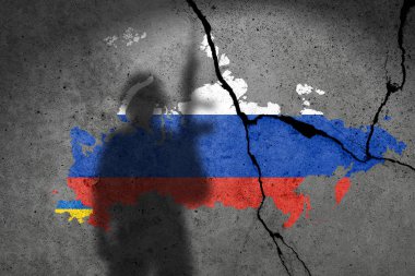 Ukrayna ve Rusya bayrağı askerlerin gölgeleriyle beton bir duvara boyanmış. Rus askeri saldırısı