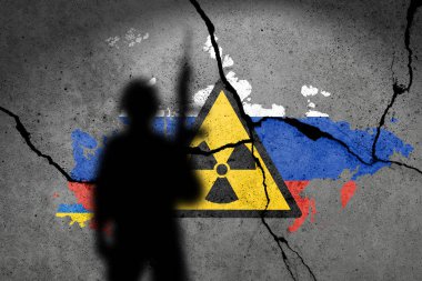 Ukrayna ve Rusya 'nın bayrağı beton bir duvara asker gölgeleri ve atom bombası işareti ile boyanmış. Rus askeri saldırısı