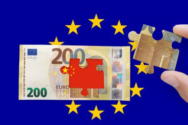 200 avroluk banknot, Çin bayrağıyla izole edilmiş bir AB bayrağında. Avrupa Birliği ve Çin Ekonomik, Vergi, Vergi ve Ticaret Savaşı Konsepti