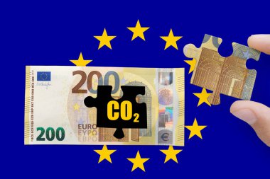 Karbondioksit işaretli 200 avroluk banknot AB bayrağında izole edildi