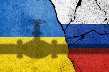 Ukrayna ve Rusya bayrağı beton bir duvara gaz borusu gölgesiyle boyanmış. Rus doğalgazı ve ham petrol ihracatı 