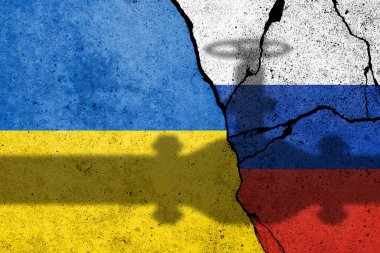 Ukrayna ve Rusya bayrağı beton bir duvara gaz borusu gölgesiyle boyanmış. Rus doğalgazı ve ham petrol ihracatı 