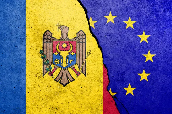 Beton bir duvara Moldova ve Avrupa Birliği bayrakları 
