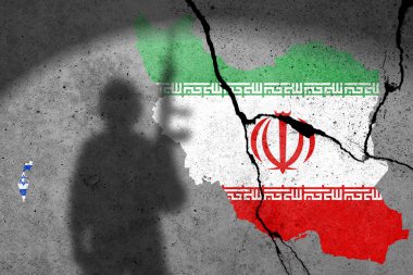 İsrail ve İran 'ın bayrakları beton bir duvara asker gölgesi ile boyanmış.