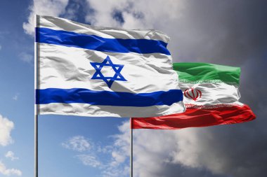 Karanlık gökyüzünün üzerinde İsrail ve İran bayrakları. 