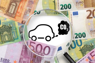 Araba CO2 dumanını söndürüyor. CO2 emisyonları için vergiler