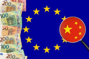 AB bayrağı ve Çin bayrağı büyüteçle görülüyor. Çin ve Avrupa Birliği ticaret savaşı.