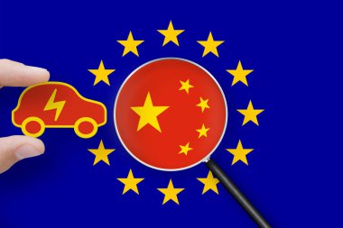 AB bayrağı ve Çin bayrağı büyüteçle görülüyor. Çin ve Avrupa Birliği ticaret savaşı. AB 'nin Çin' e olan görevleri