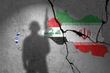 İsrail, Irak ve İran 'ın bayrakları asker gölgesi ile beton bir duvara boyanmış.