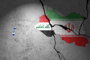 Beton bir duvarda İsrail, Irak ve İran bayrakları 