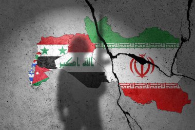 İsrail, Lübnan, Ürdün, Raq ve İran bayrakları asker gölgesi ile beton bir duvara boyanmış.