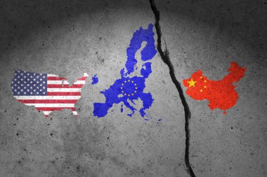 Kırık duvarda ABD, AB ve Çin 'in bayrak haritası var. Çin, Avrupa Birliği ve Amerika Birleşik Devletleri ticaret savaşı.