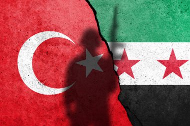 Türkiye ve Suriye muhalefet bayrakları beton duvara askerle boyanmış