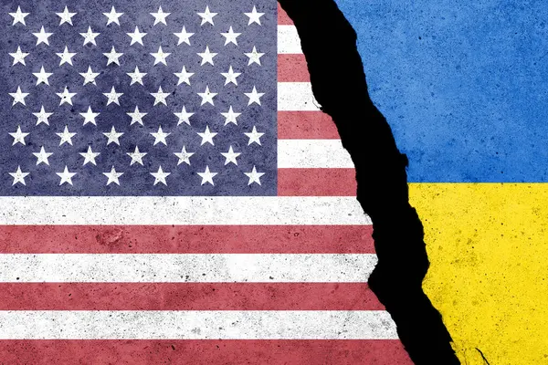 Beton bir duvarda ABD ve Ukrayna bayrakları