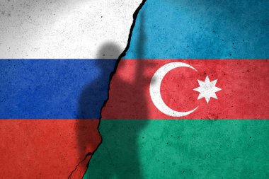 Rusya ve Azerbaycan bayrağı çatlamış beton duvarda askerle