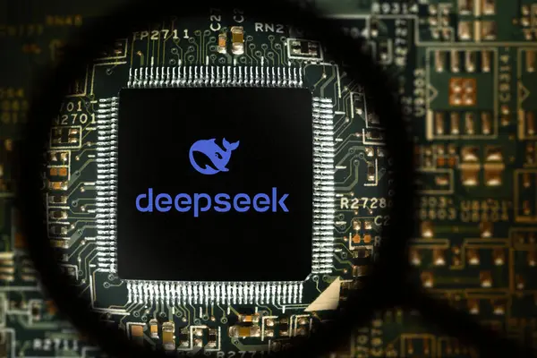 İşlemci görüntüsü büyüteçle DEEPSEK işareti ile. Kaunas, Litvanya 2025 02 12